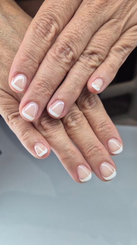 French manucure blanche sur ongles courts