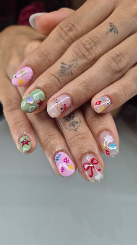 Nail art coloré : motifs pastel, nœuds et dessins différents sur chaque ongle