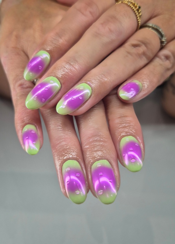 Dégradé violet et vert anis avec gouttes en relief
