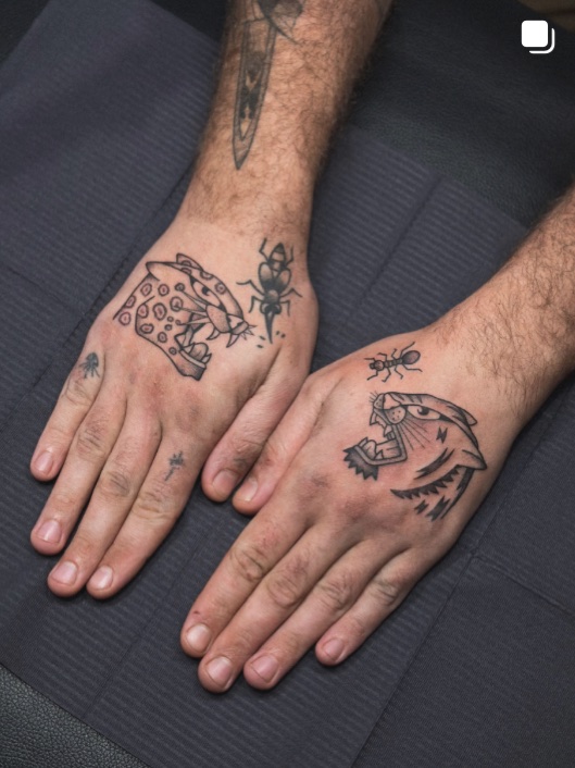 Tatouages blackwork sur deux mains : champignon, fourmi et poisson