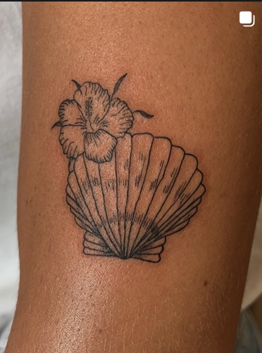 Coquillage et fleur d'hibiscus en fineline, sur un bras