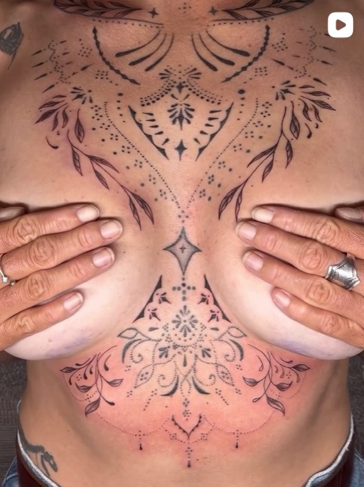 Grande pièce ornementale sur le sternum : dotwork, feuillages et symétrie